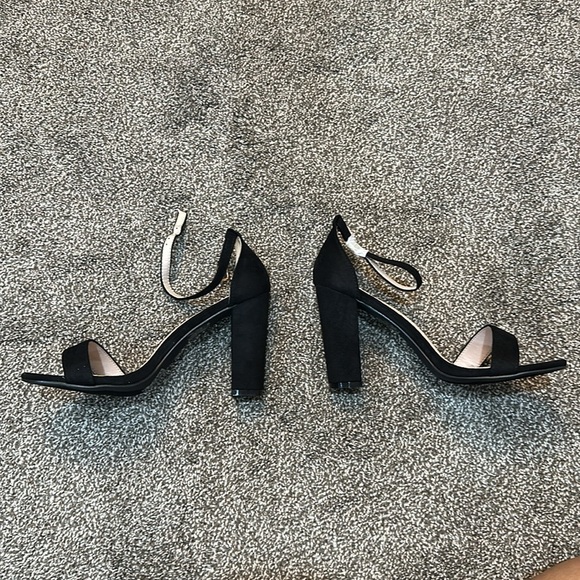 Go with everything heels - Picture 3 of 9